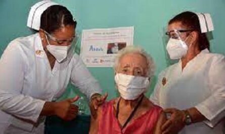 Aplican vacuna de refuerzo anticovid-19 a grupos priorizados en Cienfuegos