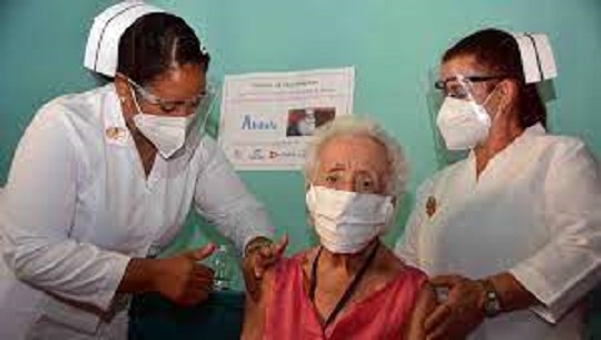Aplican vacuna de refuerzo anticovid-19 a grupos priorizados en Cienfuegos