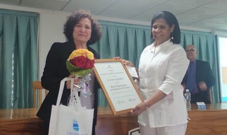 Entrega Universidad de Cienfuegos Título Doctor Honoris Causa a rectora de la Universidad de Granada