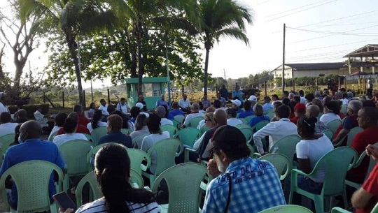 Intercambia presidente de Cuba con trabajadores de la construcción (+Foto)