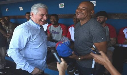 Intercambia Díaz-Canel con equipo cubano al Clásico Mundial de Béisbol
