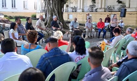 Dialoga Díaz-Canel con representantes de cultura de Santa Clara