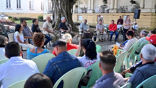 Dialoga Díaz-Canel con representantes de cultura de Santa Clara