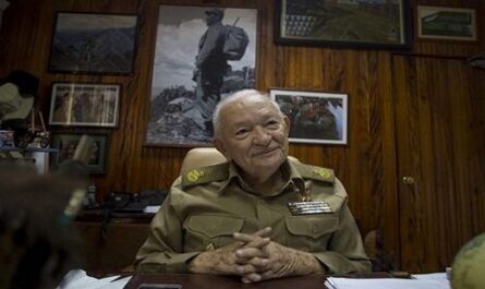 Presidente de Cuba felicita a destacado dirigente revolucionario