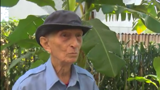 Oropesa un hombre que cultiva su pedacito en Cienfuegos