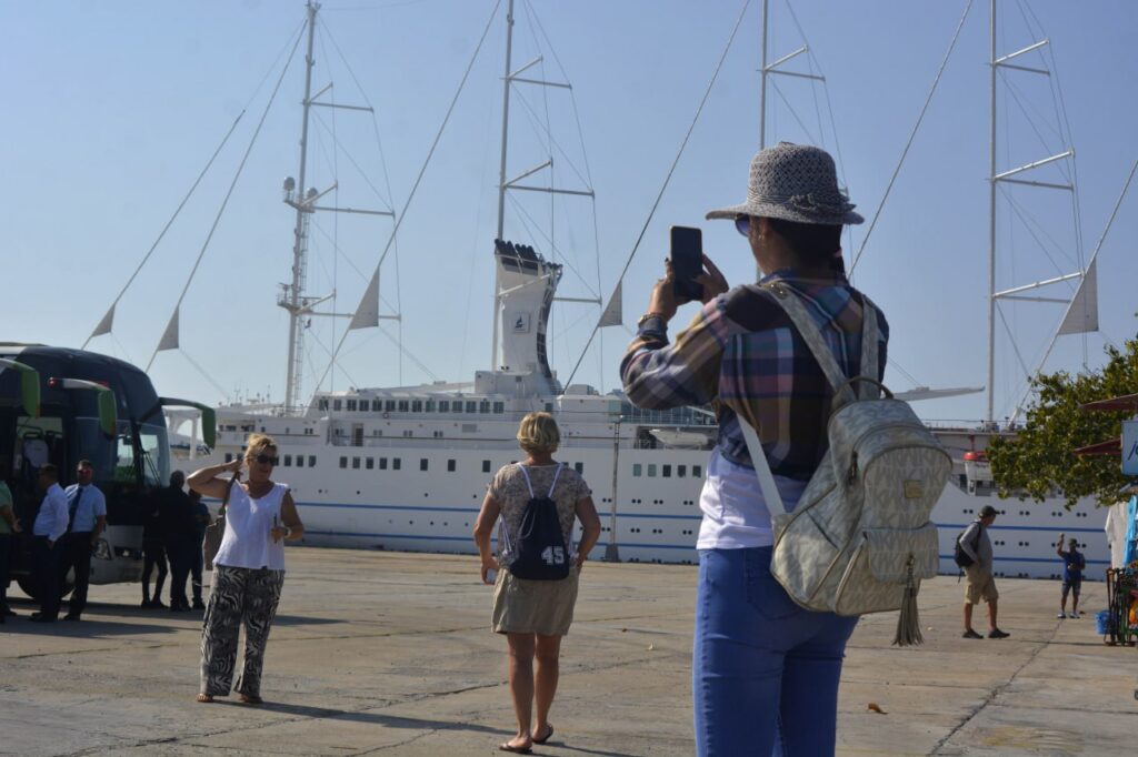 Crucero Club Med 2 en muelle OIimpia Medina, de Cienfuegos. (Fotos: Modesto Gutiérrez -ACN-)