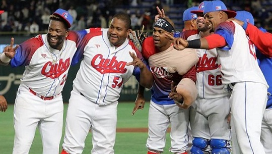 Presidente de Cuba elogia actuación del equipo de béisbol