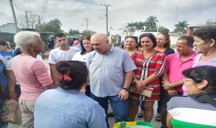 Continúan candidatos a diputados recorrido por Cienfuegos