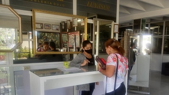 🎧 Cienfuegos: Comercializa Lunasur espejos y otros artículos a la población (Fotos)