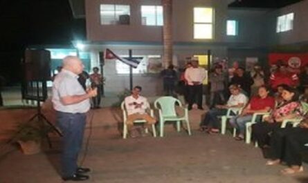 Continúan candidatos a diputados intercambio con pobladores de Cienfuegos