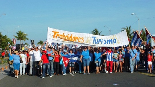 Felicita Díaz-Canel a trabajadores de la hotelería y el turismo. (Foto: Archivo 5 de Septiembre)