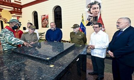 Visita Cuartel de la Montaña delegación cubana encabezada por Raúl Castro