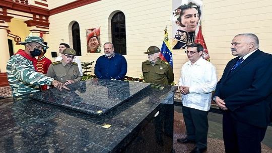 Visita Cuartel de la Montaña delegación cubana encabezada por Raúl Castro