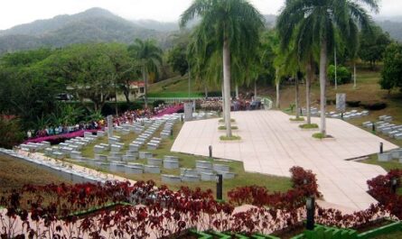 Encabezan Raúl Castro y Díaz-Canel homenaje a frente guerrillero
