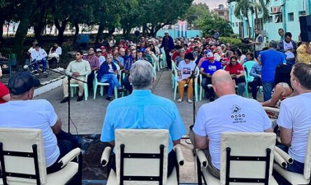 Dialogó presidente de Cuba con pobladores de Santa Clara