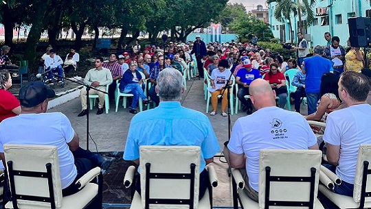 Dialogó presidente de Cuba con pobladores de Santa Clara