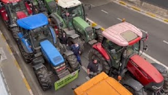 Unos 2 mil 700 tractores protestan en Bruselas por el plan de reducción emisiones