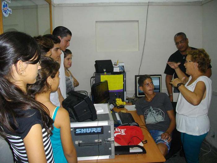 Roxana Aedo Cuesta, primera directora de Fernandina Radio, durante una sesión del taller estival con los pequeños.