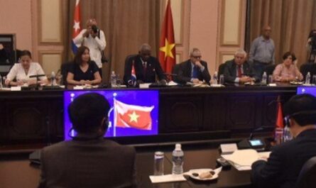 Esteban Lazo, presidente de la Asamblea Nacional del Poder Popular de Cuba, recibió hoy en el Capitolio a su homólogo de Vietnam, Vuong Dinh Hue, quien encabeza una delegación de visita oficial en la isla, hasta el próximo 23 de abril.