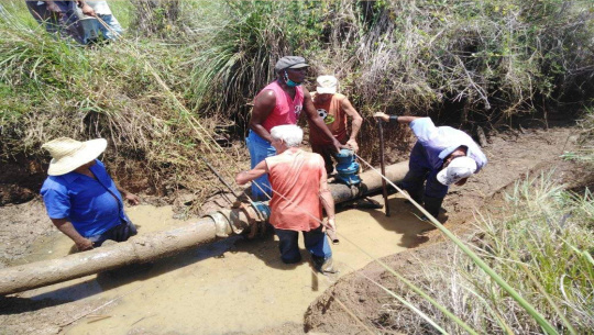 Trabajadores de Acueducto y Alcantarillado en Abreus ponen empeño en su labor para saludar este Primero de Mayo