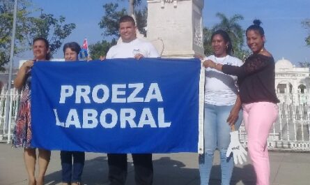 Recibe Fiscalía General de la República en Cienfuegos Bandera Proeza laboral