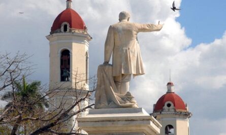 a ciudad de Cienfuegos, otrora colonia de Fernandina de Jagua, celebrará el aniversario 193 de su fundación el próximo 22 de abril. Estatua al Héroe Nacional de Cuba, José Martí, ubicada en el parque que lleva su nombre en el centro histórico de la ciudad, el 11 de abril de 2012. AIN FOTO- Modesto GUTIERREZ CABO/sdl