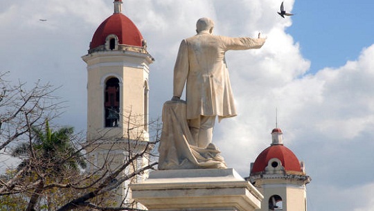a ciudad de Cienfuegos, otrora colonia de Fernandina de Jagua, celebrará el aniversario 193 de su fundación el próximo 22 de abril. Estatua al Héroe Nacional de Cuba, José Martí, ubicada en el parque que lleva su nombre en el centro histórico de la ciudad, el 11 de abril de 2012. AIN FOTO- Modesto GUTIERREZ CABO/sdl
