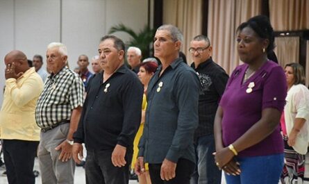 alrededor de 60 integrantes de la organización campesina reciben los reconocimientos entre los cuales resaltan el título honorífico de Héroe del Trabajo de la República de Cuba, la Orden 17 de Mayo, la medalla Romárico Cordero, por más de dos décadas de labor ininterrumpida, la distinción Antero Regalado, y el sello especial José Ramírez Cruz.