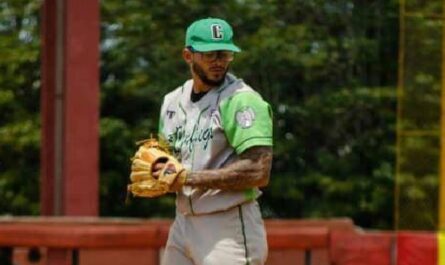 Alcanza joven lanzador de Cienfuegos primera victoria en series nacionales