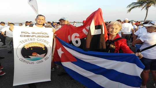 🎧 Desfilan trabajadores de la Cultura por el Primero de Mayo en Cienfuegos