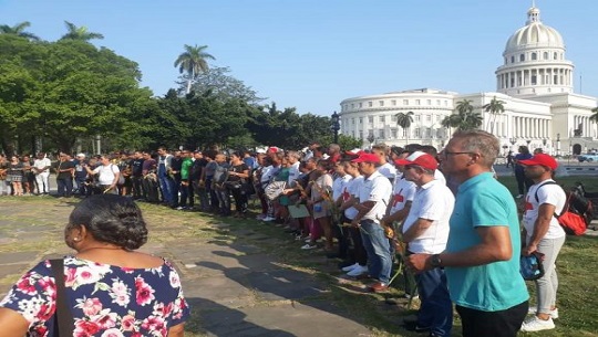 Rinden homenaje a las víctimas del Saratoga, un año después de la explosión