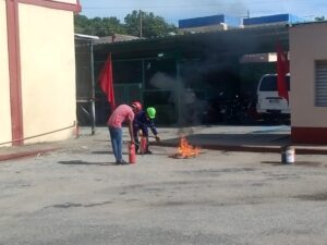 Integrantes de la Brigada contra incendios en ejercicio demostrativo, en Electromedicina.