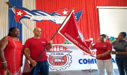 Otorgan bandera Vanguardia Nacional a colectivos del sector de las Comunicaciones en Cienfuegos