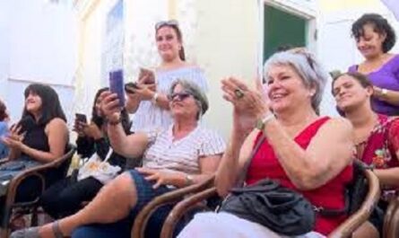 Promocionan lectura en pasarela de adultos mayores por el Día de las Madres