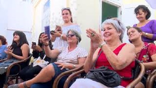 Promocionan lectura en pasarela de adultos mayores por el Día de las Madres