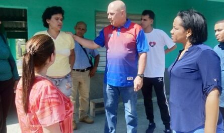 El miembro del Buró Político y Secretario de Organización y Política de Cuadros del Comité Central del Partido, Roberto Morales Ojeda, recorrió este fin de semana varios asentamientos del municipio de Cienfuegos, por donde resultó electo Diputado a la Asamblea Nacional del Poder Popular. En el poblado La Milpa, del Consejo Popular Rancho Luna, indagó por la solución a varios planteamientos de los electores