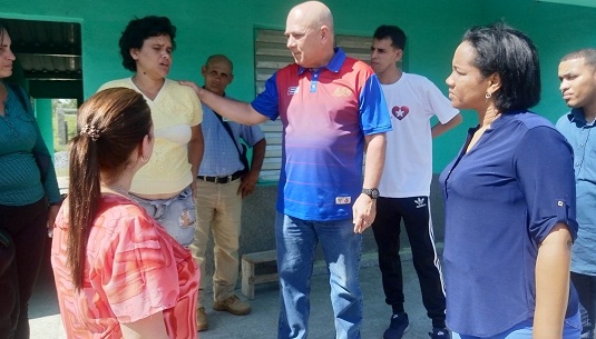 El miembro del Buró Político y Secretario de Organización y Política de Cuadros del Comité Central del Partido, Roberto Morales Ojeda, recorrió este fin de semana varios asentamientos del municipio de Cienfuegos, por donde resultó electo Diputado a la Asamblea Nacional del Poder Popular. En el poblado La Milpa, del Consejo Popular Rancho Luna, indagó por la solución a varios planteamientos de los electores