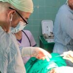 Los doctores Daniel Olivera Fajardo y Alejandro Díaz González, especialistas en cirugía general y otorrinolaringología respectivamente son de esas personas que se le ve recorrer los pasillos de la mayor institución médica del territorio sureño. En el caso de Olivera Fajardo es uno de los líderes y referentes en Cuba de la cirugía bariátrica y junto con Díaz González destacan en la estenosis traqueal.