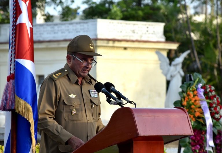 El General de División Eugenio Rabilero Aguilera, Segundo Jefe del Estado Mayor General, Jefe de la Dirección de Operaciones de las Fuerzas Armadas Revolucionarias, interviene en el acto político y ceremonia militar en ocasión del Aniversario 118 del fallecimiento del General Máximo Gómez. Foto: ACN.