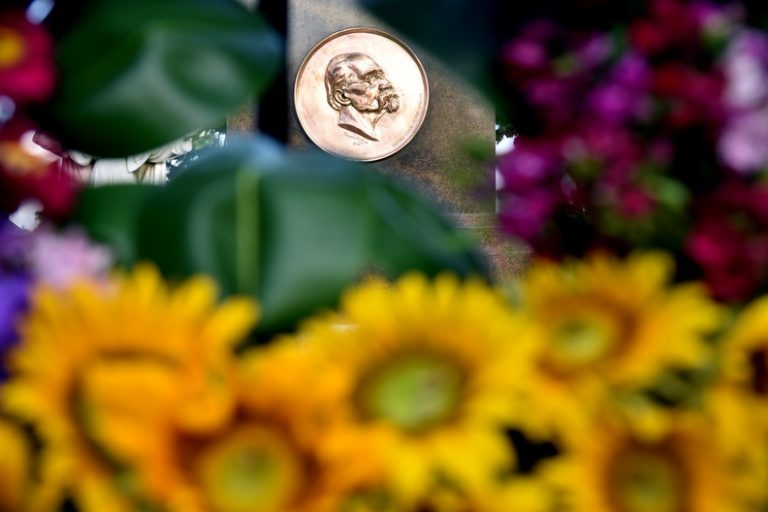 Ofrenda floral en nombre del pueblo de Cuba, en el Mausoleo donde descansan los restos del General Máximo Gómez. Foto: ACN.