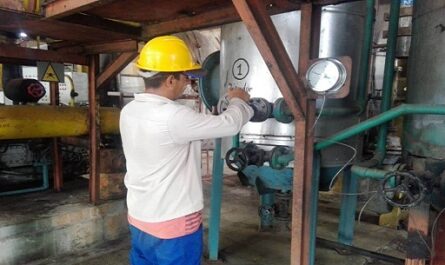 Restauran planta de CO2 perteneciente a la industria azucarera Antonio Sánchez. (Foto: Armando Sáez)