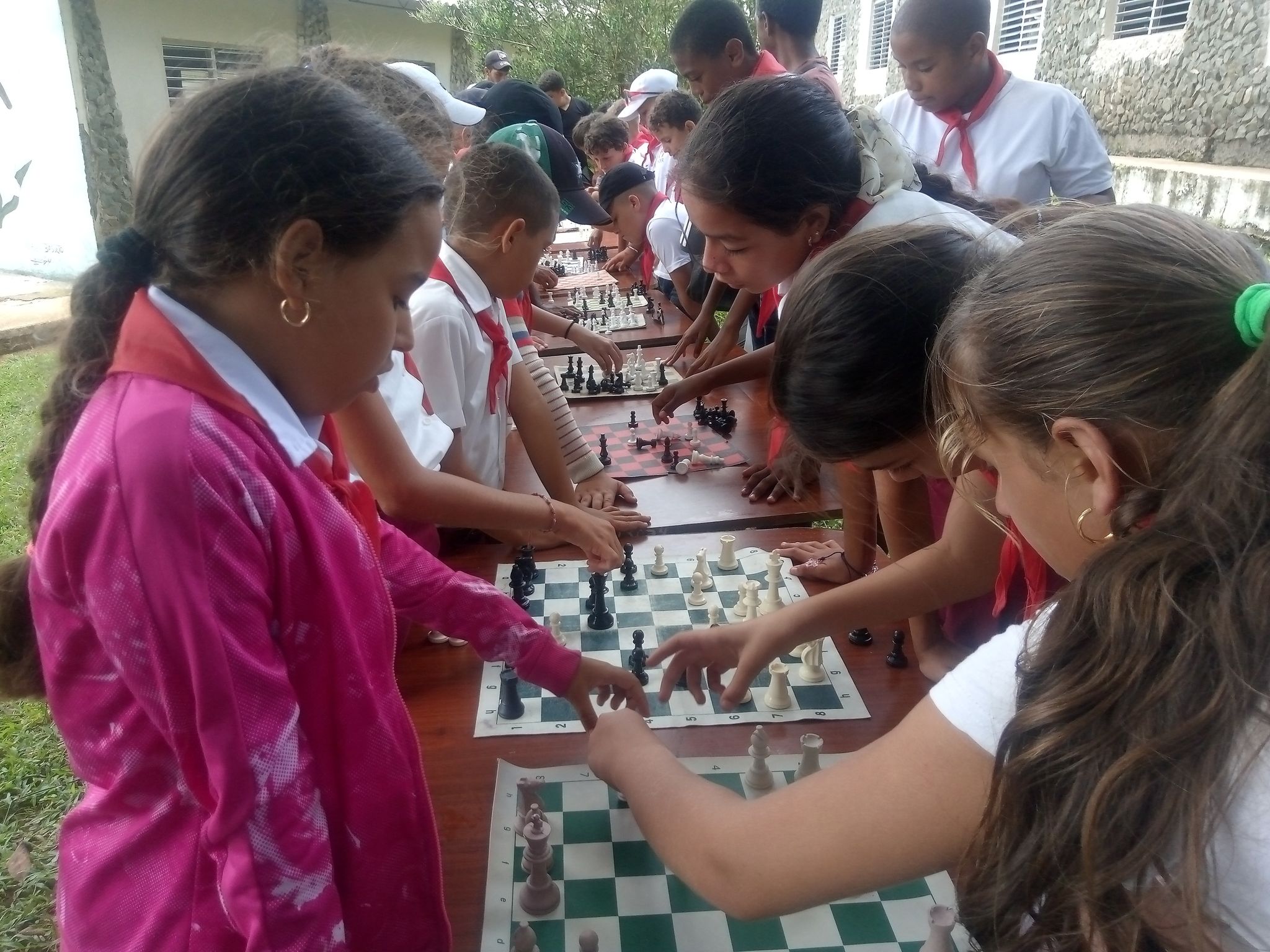 Con frecuencia, en el Plan Turquino acontecen simultáneas de ajedrez y los niños lo agradecen. (Foto de la autora)