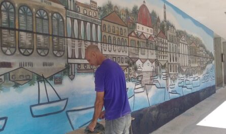 En retoques finales restauración de pintura mural de Leandro Soto