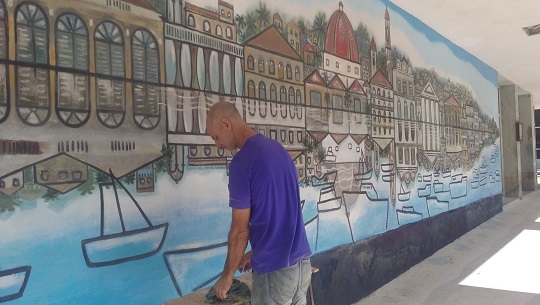 En retoques finales restauración de pintura mural de Leandro Soto