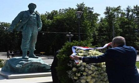 Primer ministro de Cuba rinde tributo a Fidel Castro en Moscú