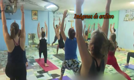 Práctica del yoga en Cienfuegos