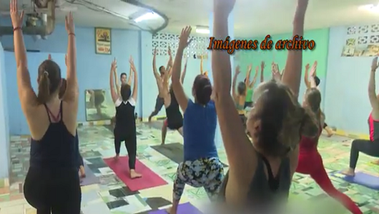 Práctica del yoga en Cienfuegos