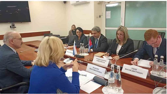 Ministros de educación de Cuba firman memorandos con TVBRICS (Foto tomada de Prensa Latina)