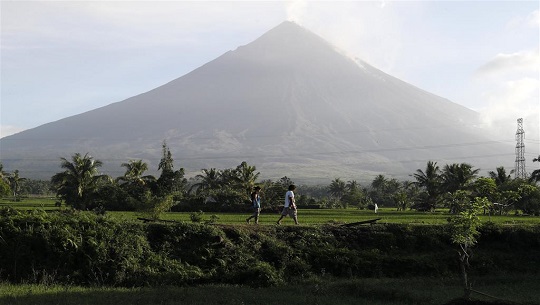 Evacuan a más de nueve mil personas por erupción del volcán Mayón en Filipinas
