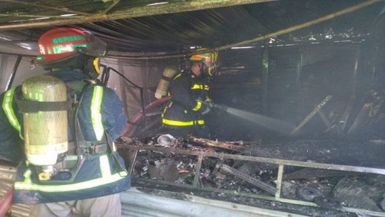 Sofocan incendio de medianas proporciones en la conocida Candonga de Santa Clara